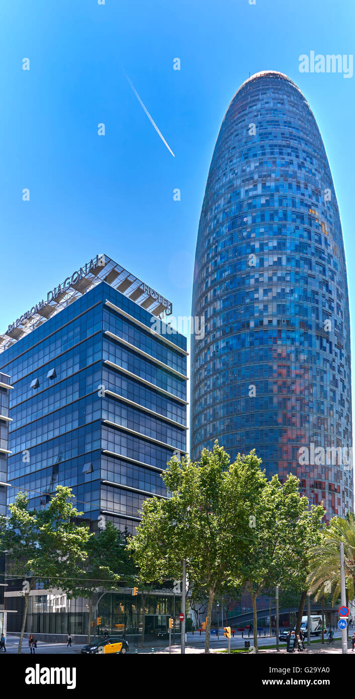 La Torre Agbar est un gratte-ciel de 38 étages de la tour / situé entre l'Avinguda Diagonal et la rue Badajoz Banque D'Images