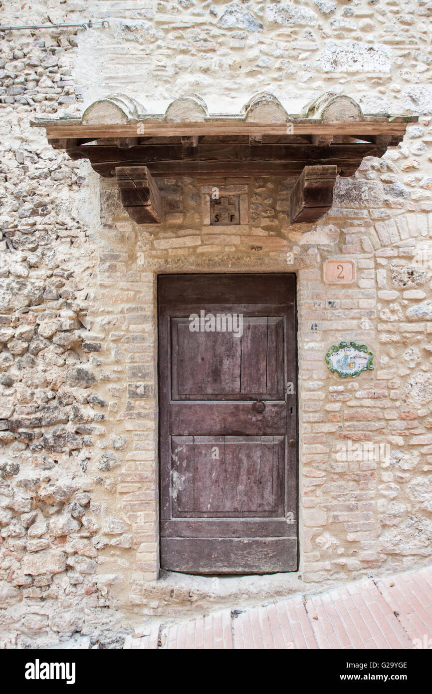 Santa Fina San Gimignano né 1238 mort 1253. La porte de la maison où est né et a vécu Santa Fina Banque D'Images