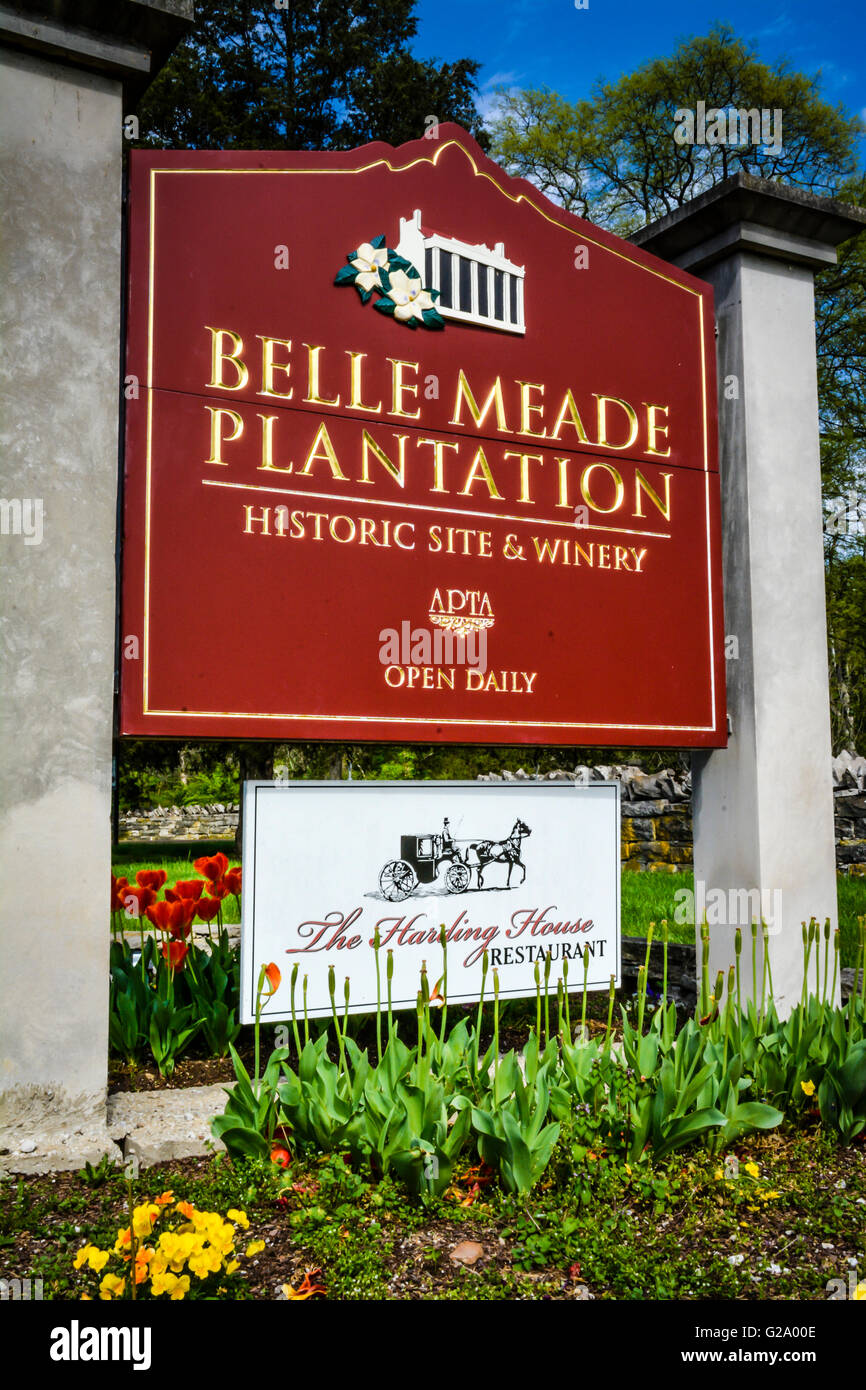 Panneau majestueux et des fleurs colorées pour accueillir les invités la Belle Meade Plantation historic site and Winery, près de Nashville, TN Banque D'Images