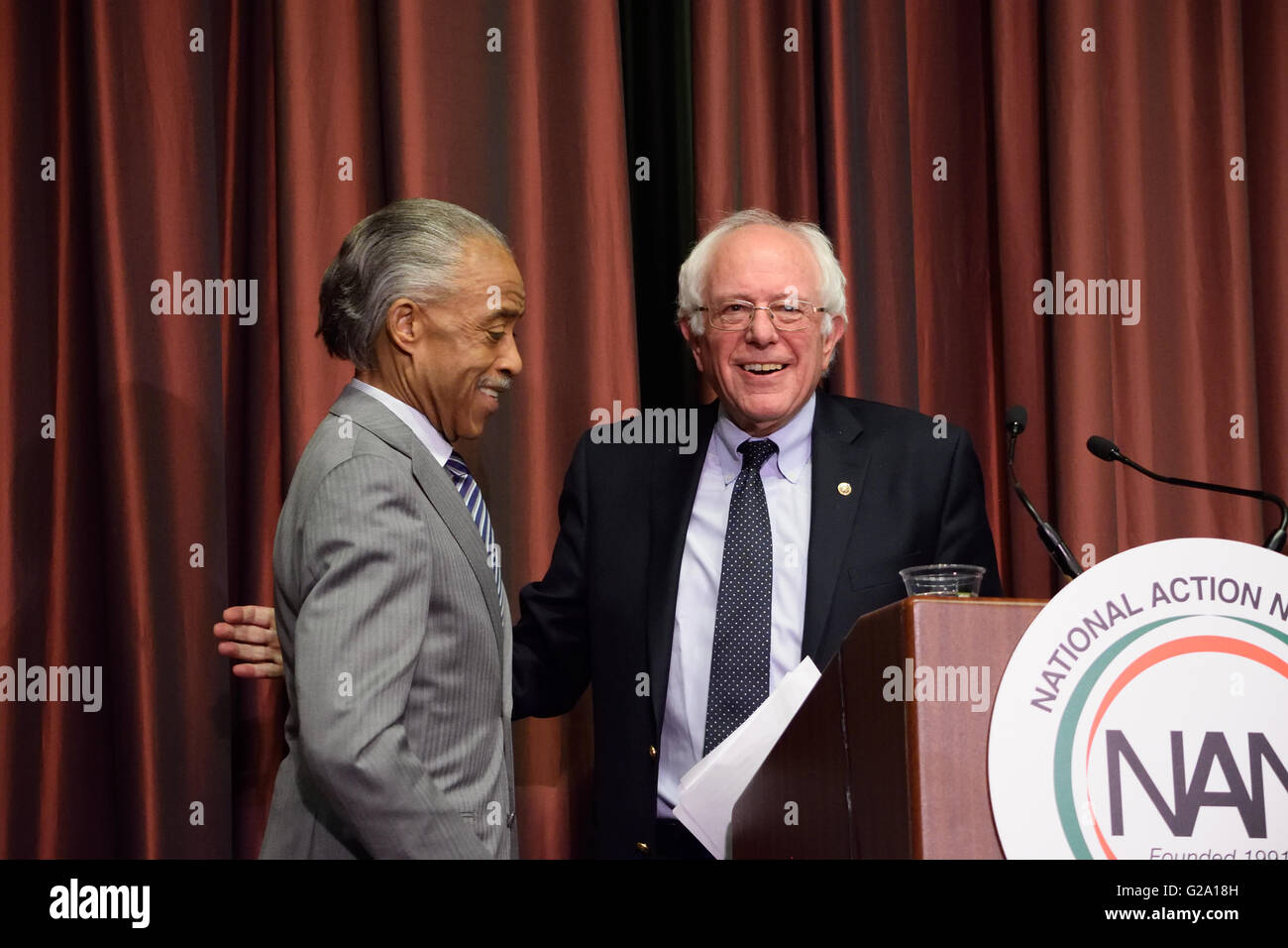 Bernie Sanders embrasse Al Sharpton après avoir prononcé un discours à Nan. Banque D'Images
