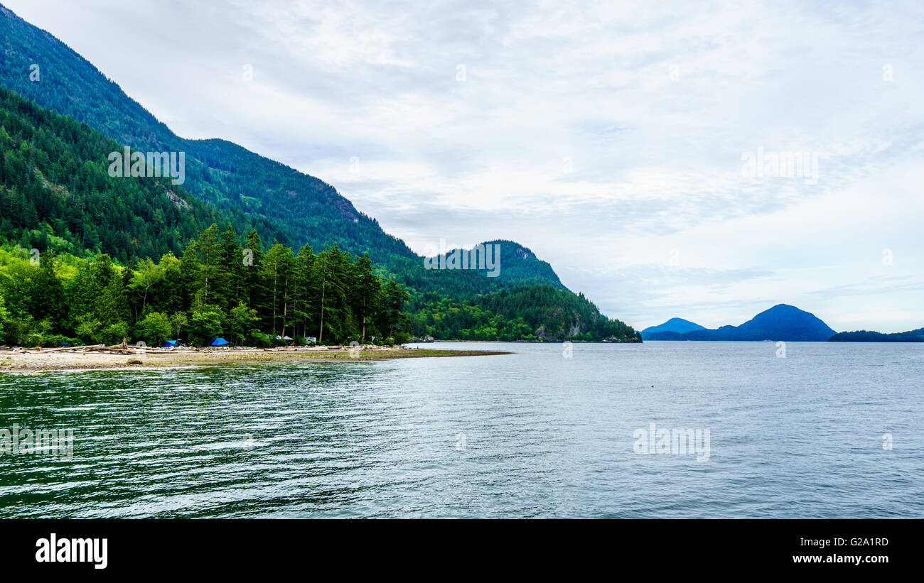 La baie Howe et les montagnes près de la ville de Squamish dans la belle province de la Colombie-Britannique au Canada Banque D'Images