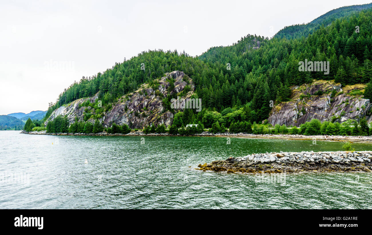 La baie Howe et les montagnes près de la ville de Squamish en Colombie-Britannique Banque D'Images