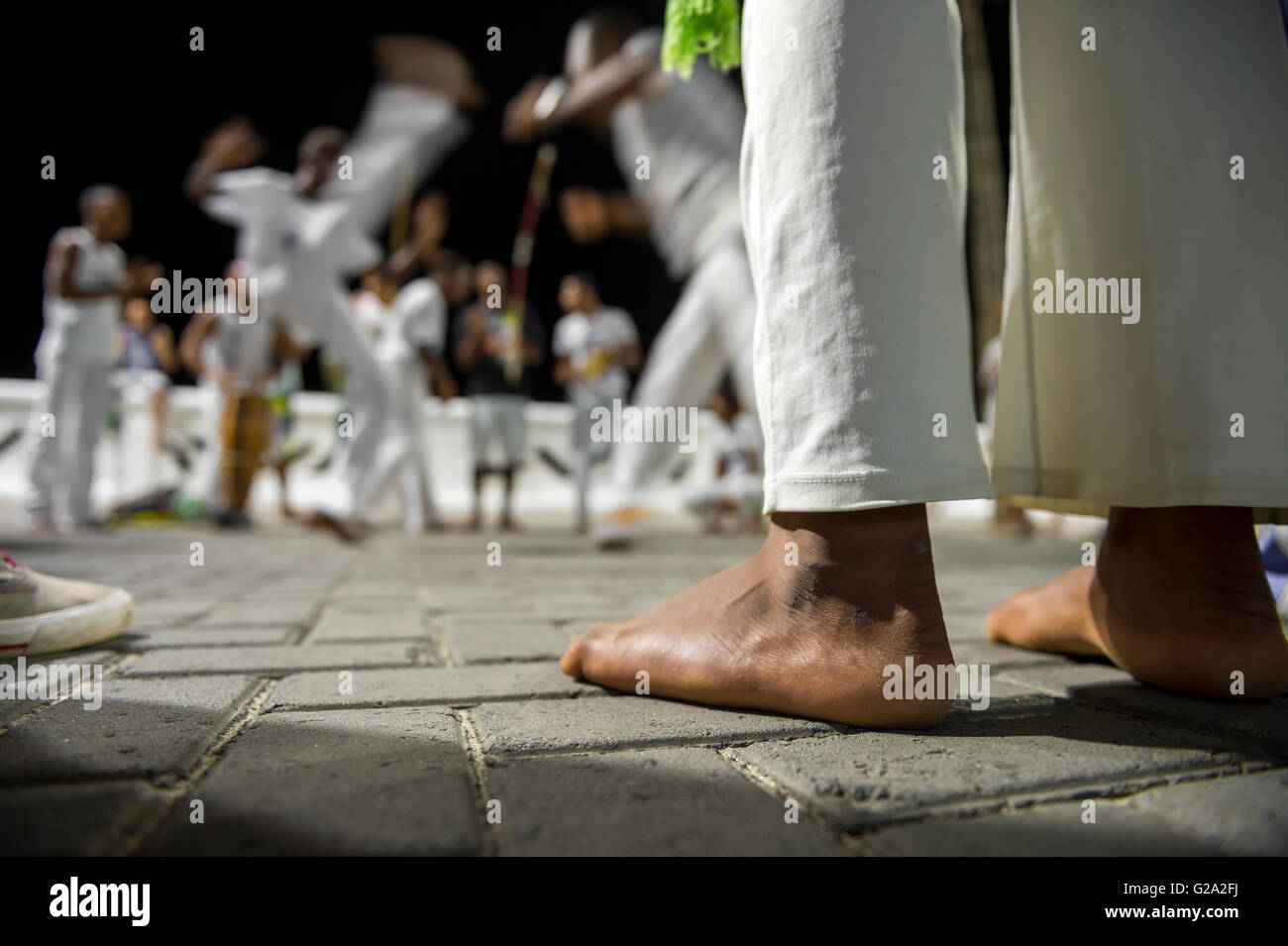 Capoeira brésilienne groupe exécutant la nuit à Salvador, Bahia, Brésil Banque D'Images