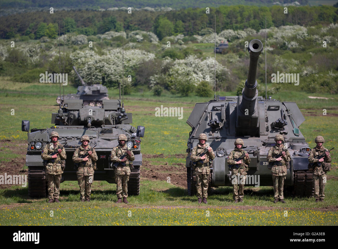 Les soldats britanniques de la Royal Artillery Regiment montent la garde devant un char léger (à gauche) et d'un automoteur comme90 Banque D'Images