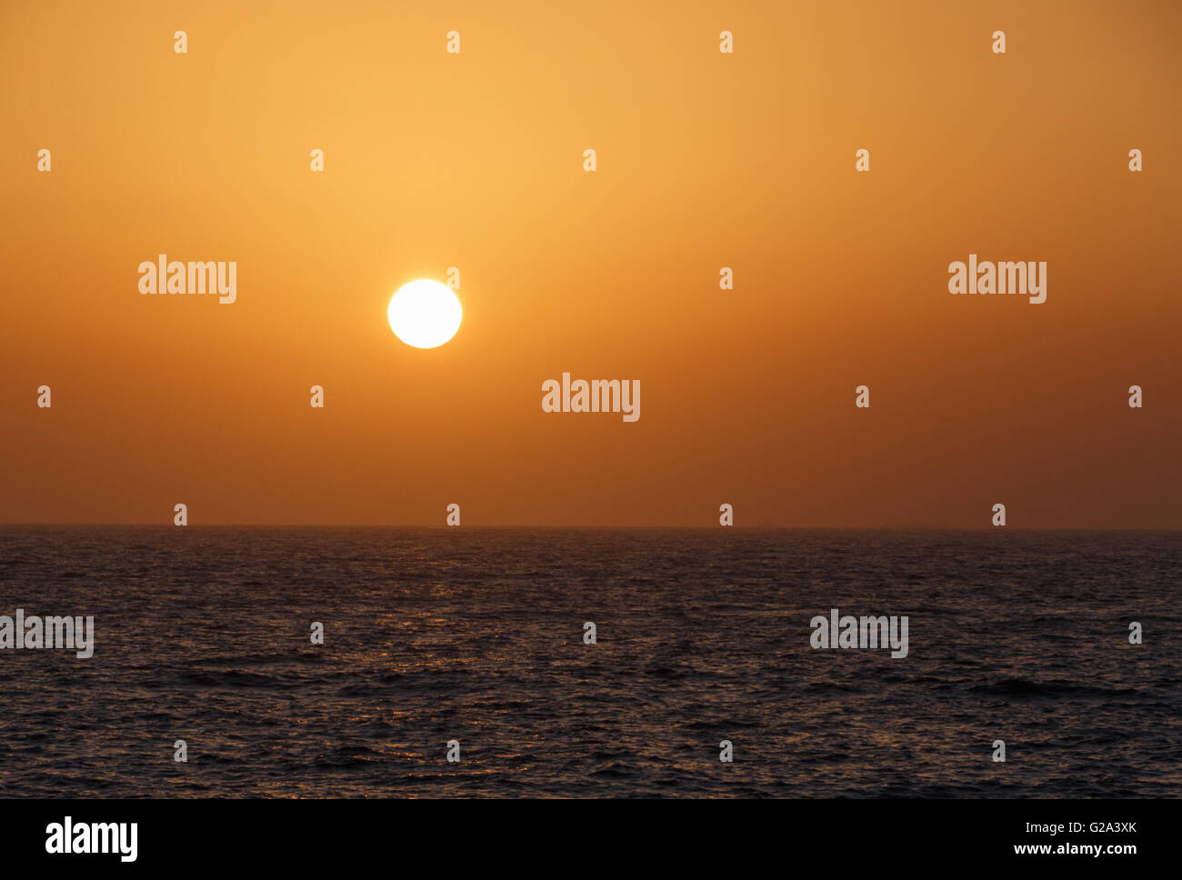 Vue sur le coucher du soleil dans le golfe Arabique Banque D'Images