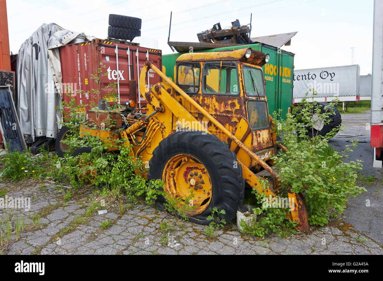 Vieux tracteur jaune rouillé, Finlande Banque D'Images