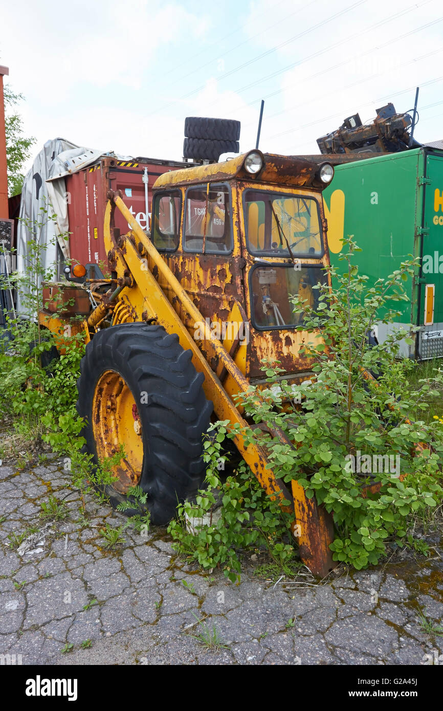 Vieux tracteur jaune rouillé, Finlande Banque D'Images