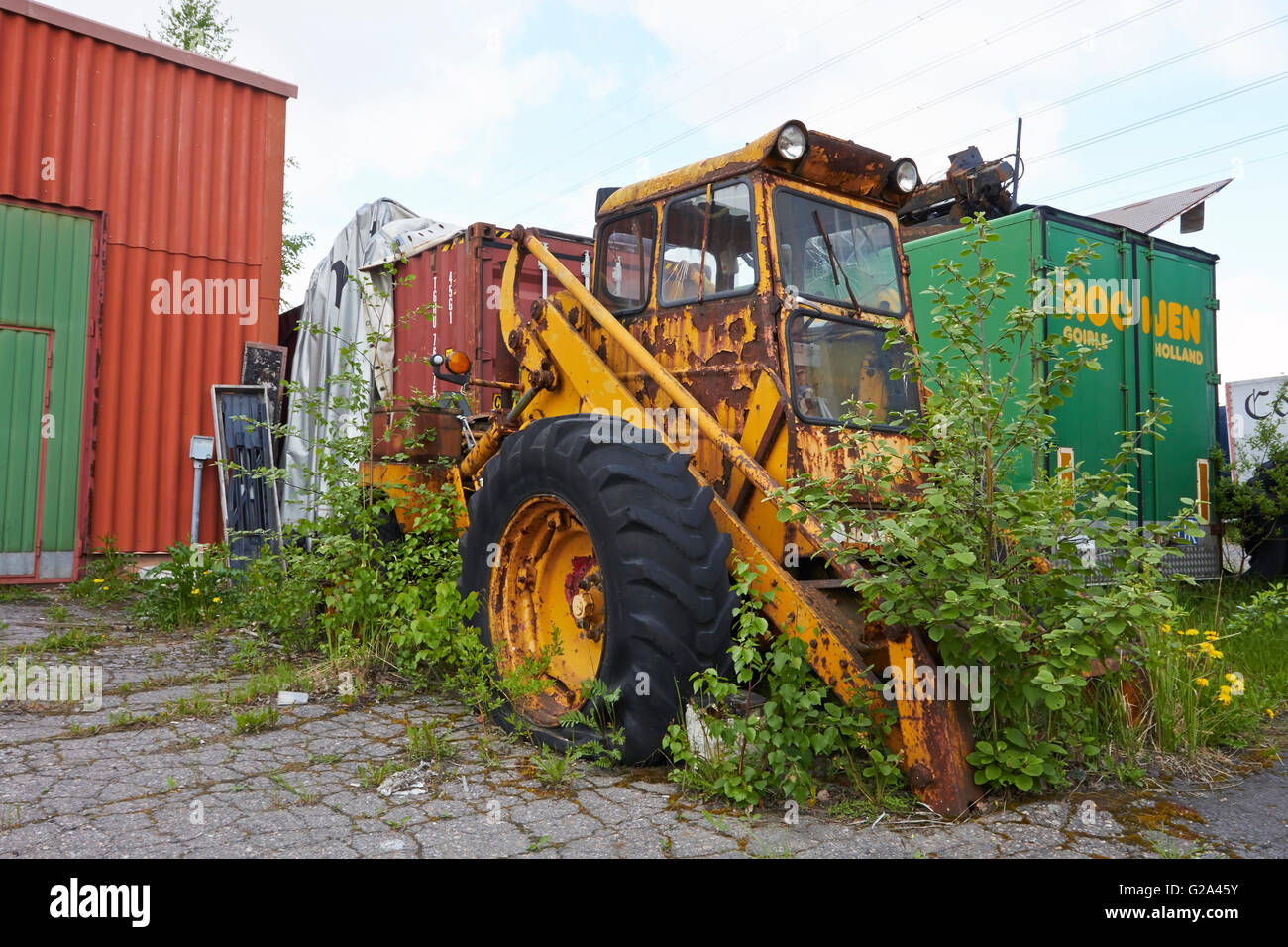 Vieux tracteur jaune rouillé, Finlande Banque D'Images