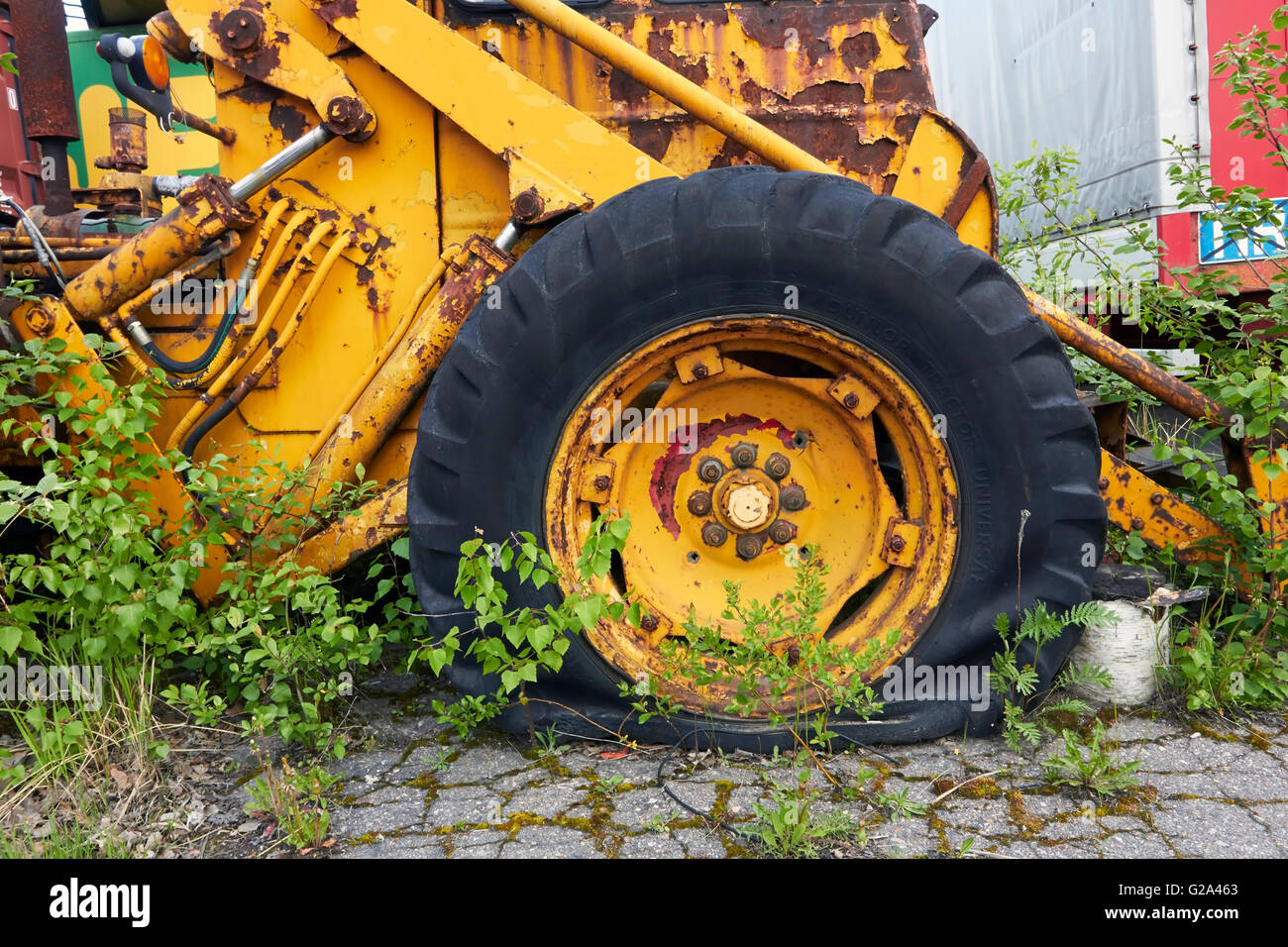 Vieux tracteur jaune rouillé, Finlande Banque D'Images
