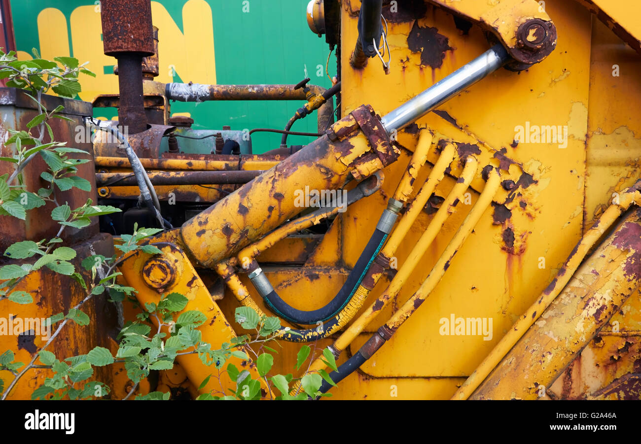 Vieux tracteur jaune rouillé, Finlande Banque D'Images