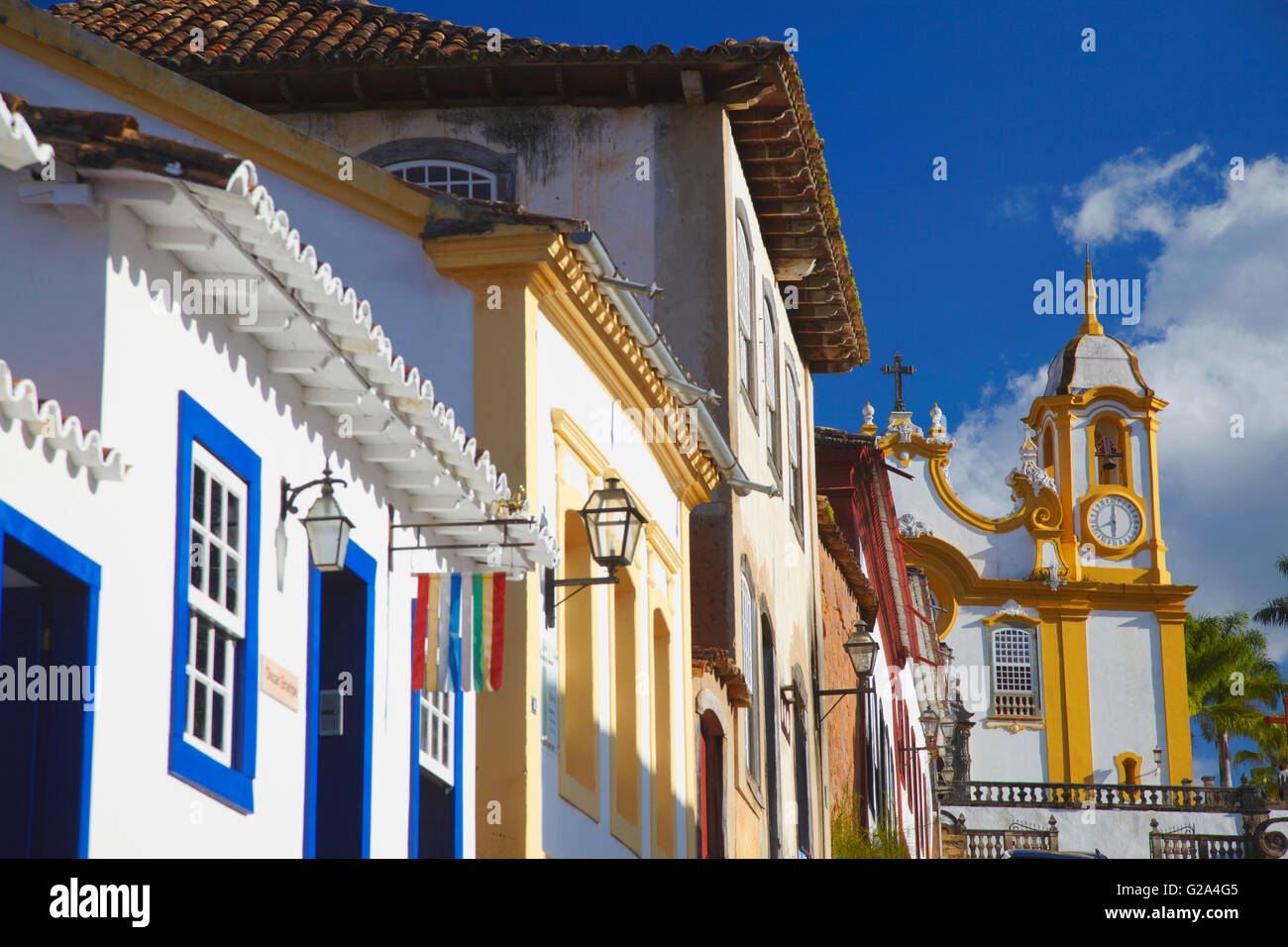 Les maisons coloniales et l'église Matriz de Santo Antonio, Tiradentes, Minas Gerais, Brésil Banque D'Images