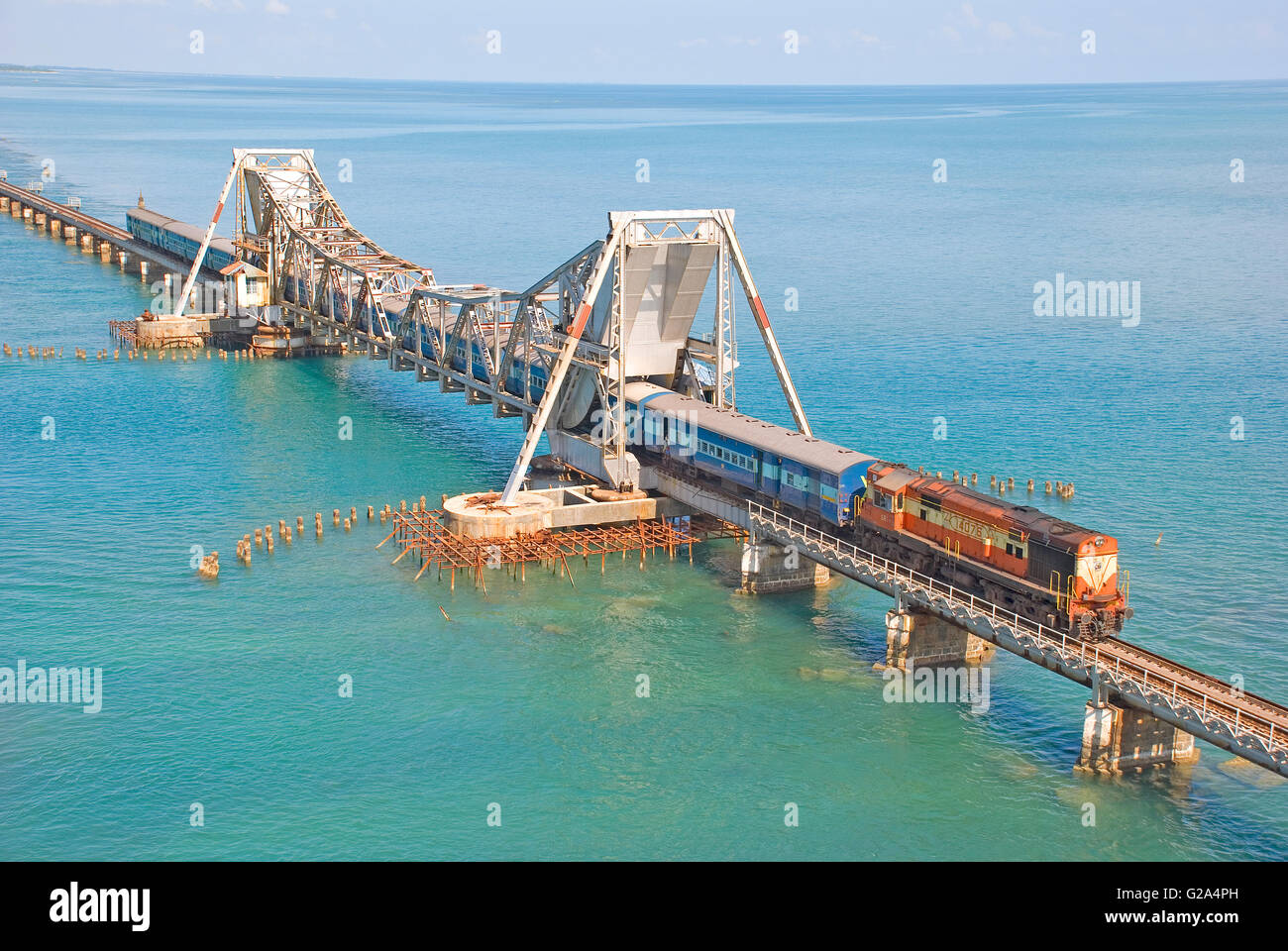 Locomotive diesel train de voyageurs transportés sur la mer Pamban Bridge, Rameshwaram, Tamil Nadu, Inde Banque D'Images