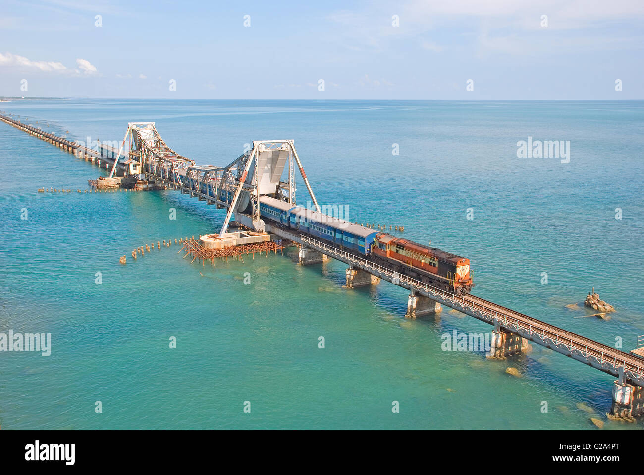 Locomotive diesel train de voyageurs transportés sur la mer Pamban Bridge, Rameshwaram, Tamil Nadu, Inde Banque D'Images