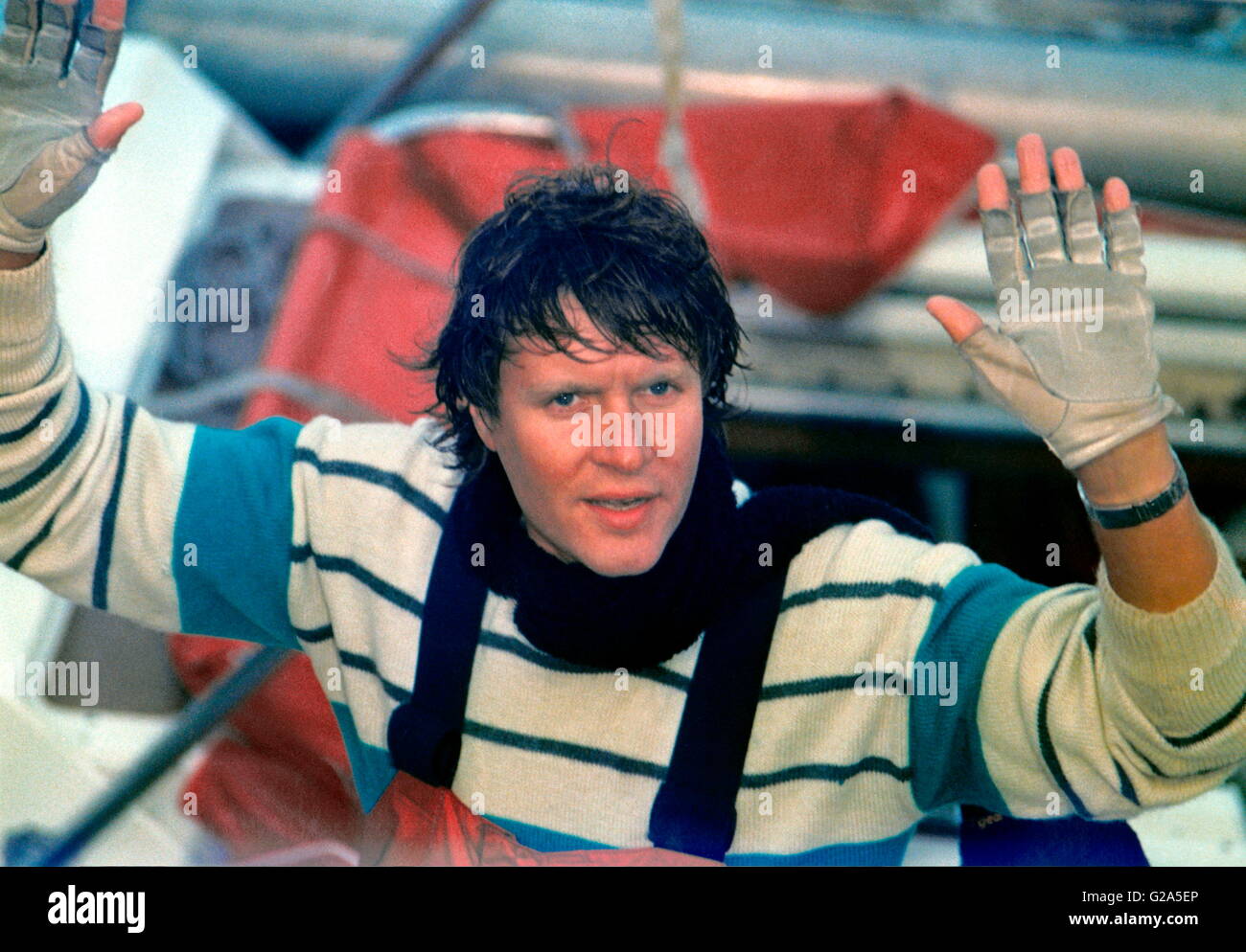 Nouvelles photos d'AJAX. 1986. GOSPORT, ENGLAND. - Fin de course WHITBREAD - POP STAR SIMON LE BON, LE PROPRIÉTAIRE DU YACHT TAMBOUR, donne une salve de VICTOIRE À L'ARRIVÉE À LA FIN DE L'1985/6 COURSE À GOSPORT. PHOTO:ADAM EASTLAND/AJAX REF:HDD/peo/LE BON TAMBOUR/_86 Banque D'Images