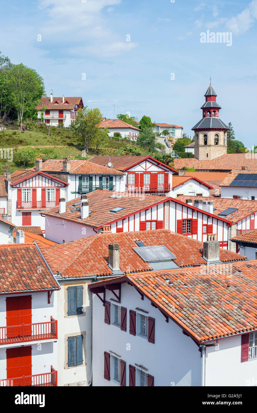 Vue sur les toits de bâtiments typiques et beffroi de l'église Saint-Vicent de Ciboure au pays Basque. Aquitaine, France. Banque D'Images