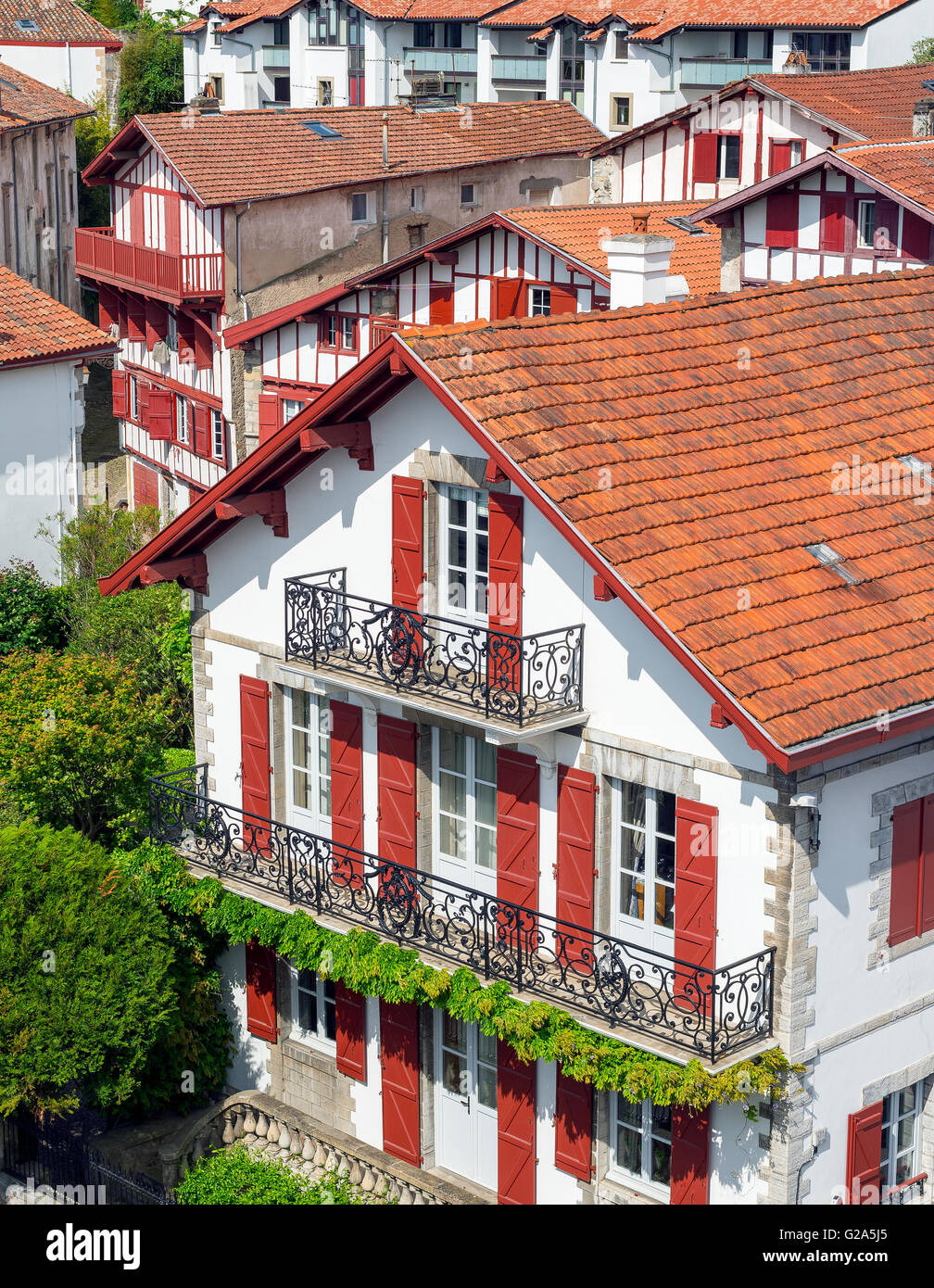 Bâtiments typiques du Pays Basque dans une rue de Ciboure. Aquitaine, France. Banque D'Images