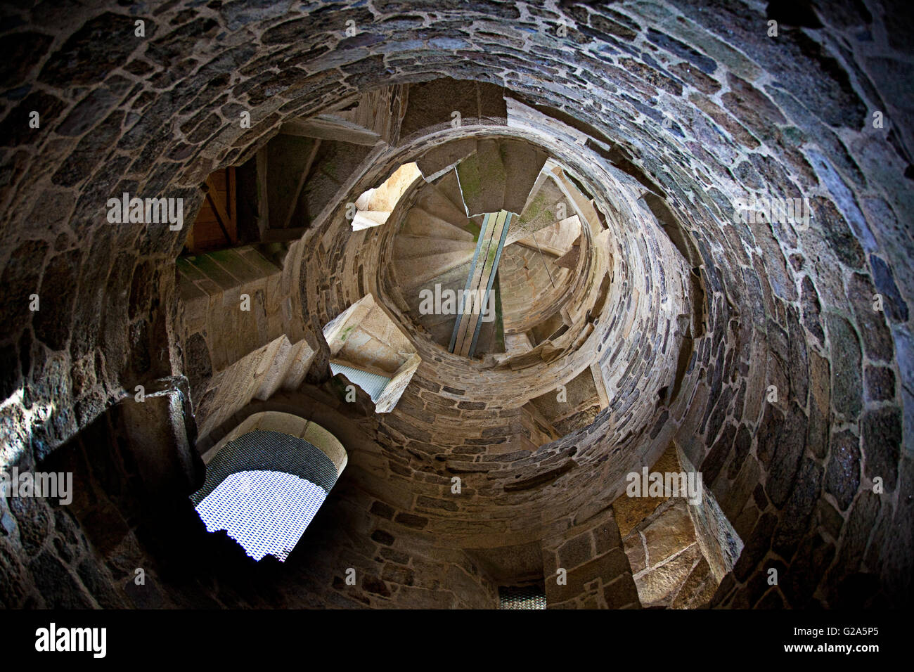 À l'intérieur d'un ancien château médiéval de la tour escalier endommagé Banque D'Images