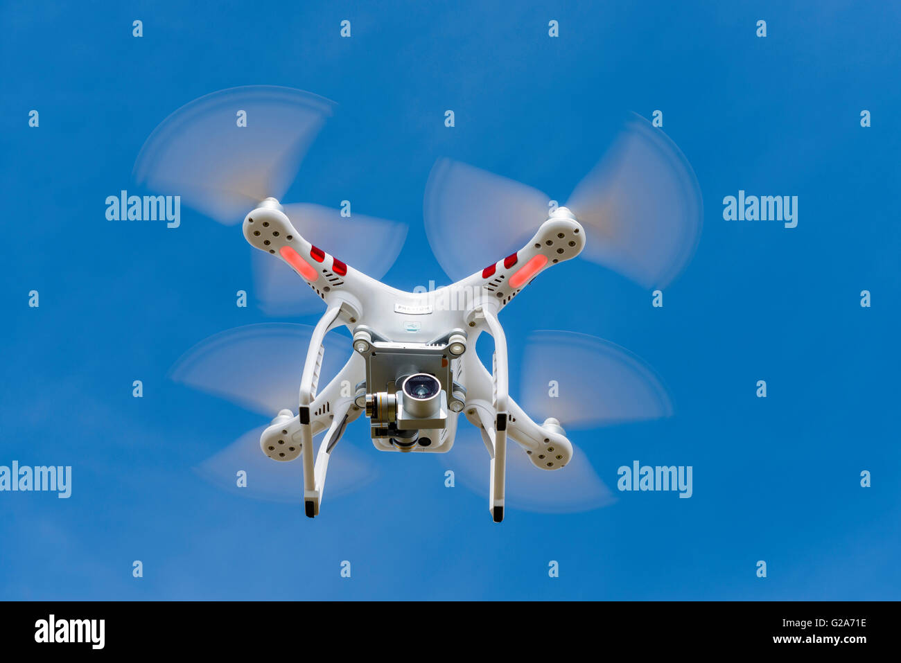 Quadrocopter, drone, avec camera voler contre un ciel bleu, DJI Phantom 3 Banque D'Images