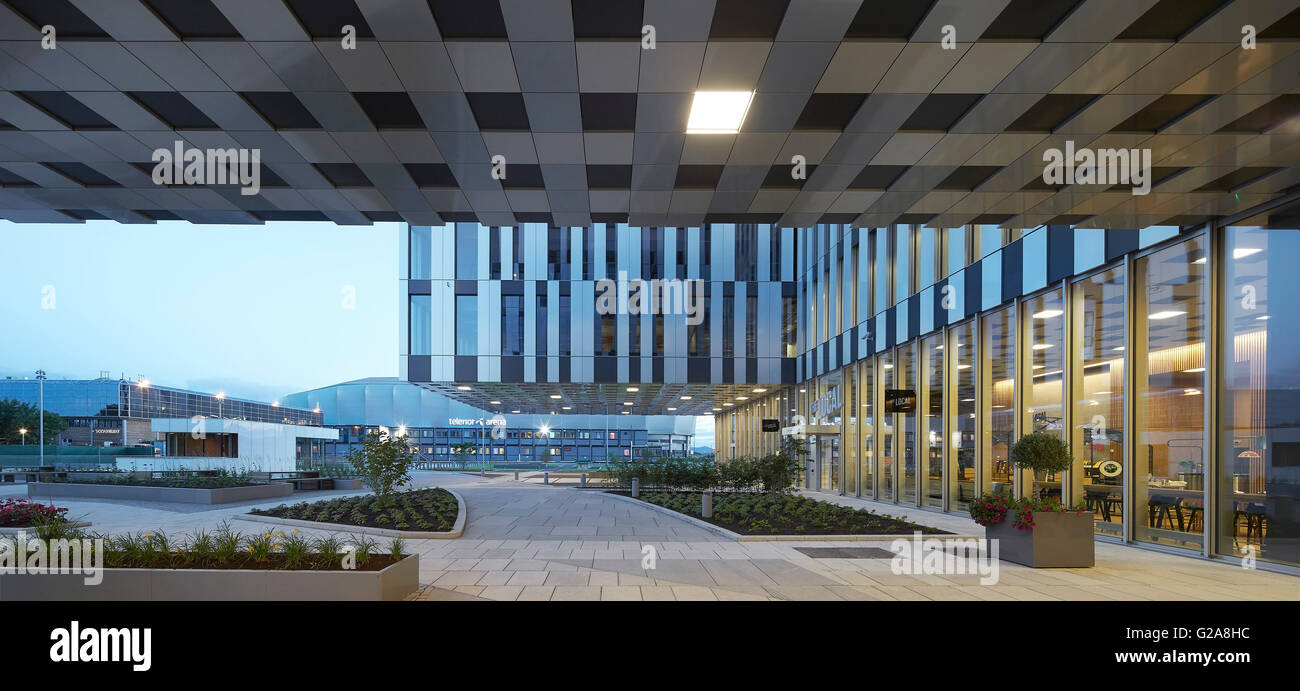 Cantilevering au rez-de-chaussée du bâtiment de la place d'entrée. Fornebuporten, Oslo, Norvège. Architecte : noir, 2015. Banque D'Images