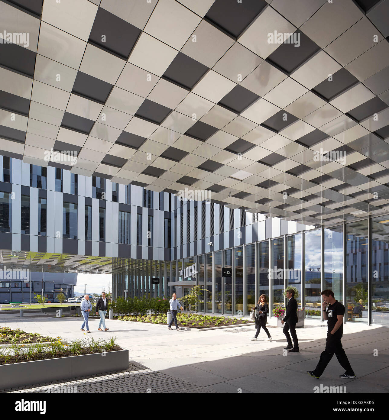 Cantilevering au rez-de-chaussée du bâtiment de la place d'entrée. Fornebuporten, Oslo, Norvège. Architecte : noir, 2015. Banque D'Images