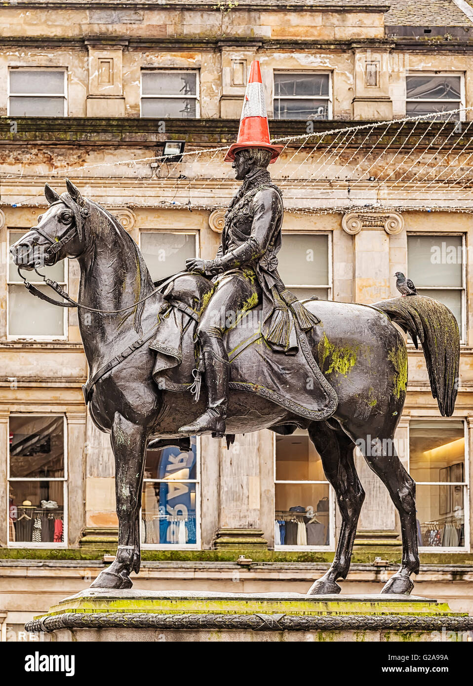 La statue du duc de Wellington, à Glasgow, en Écosse avec son cône de trafic habituel sur sa tête. Banque D'Images