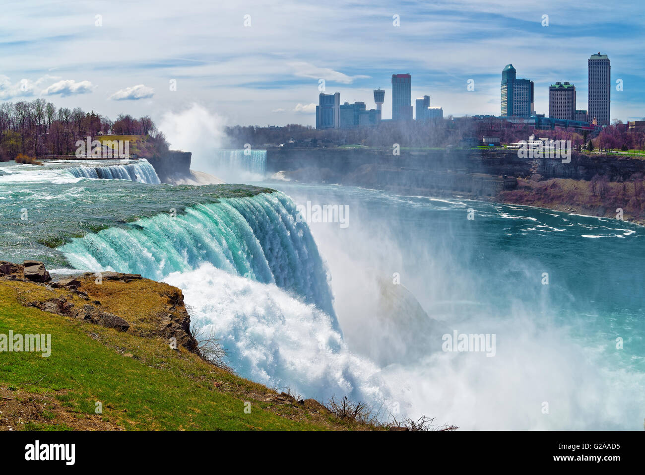 Les chutes du Niagara du côté américain et gratte-ciel du côté canadien. Vue sur American Falls, Bridal Veil Falls, Goat Island, les chutes canadiennes et gratte-ciel du Canada sur l'arrière-plan. Banque D'Images