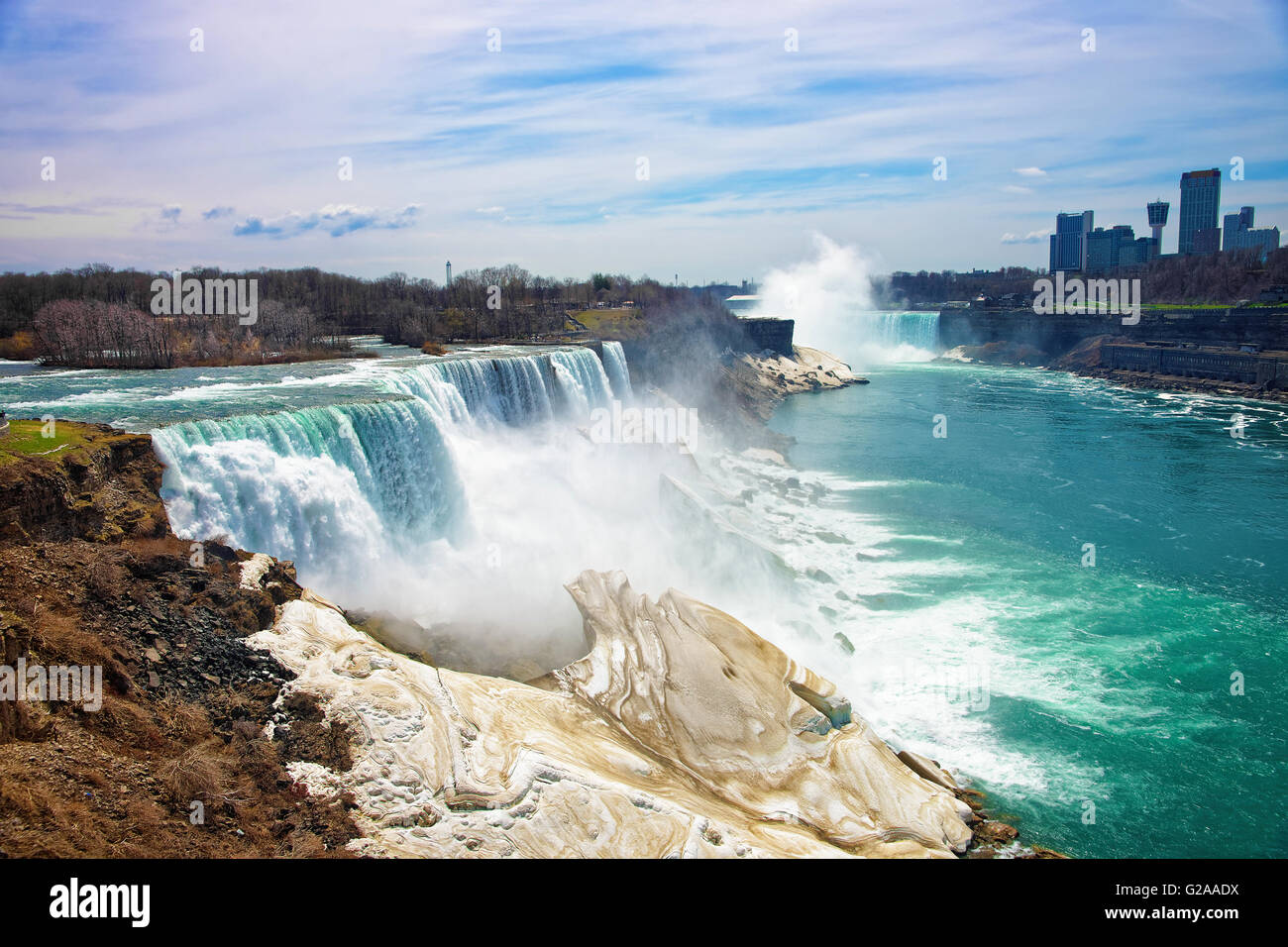 Niagara Falls du côté américain et gratte-ciel du Canada. Vue sur American Falls, Bridal Veil Falls, Goat Island, fer à cheval Banque D'Images