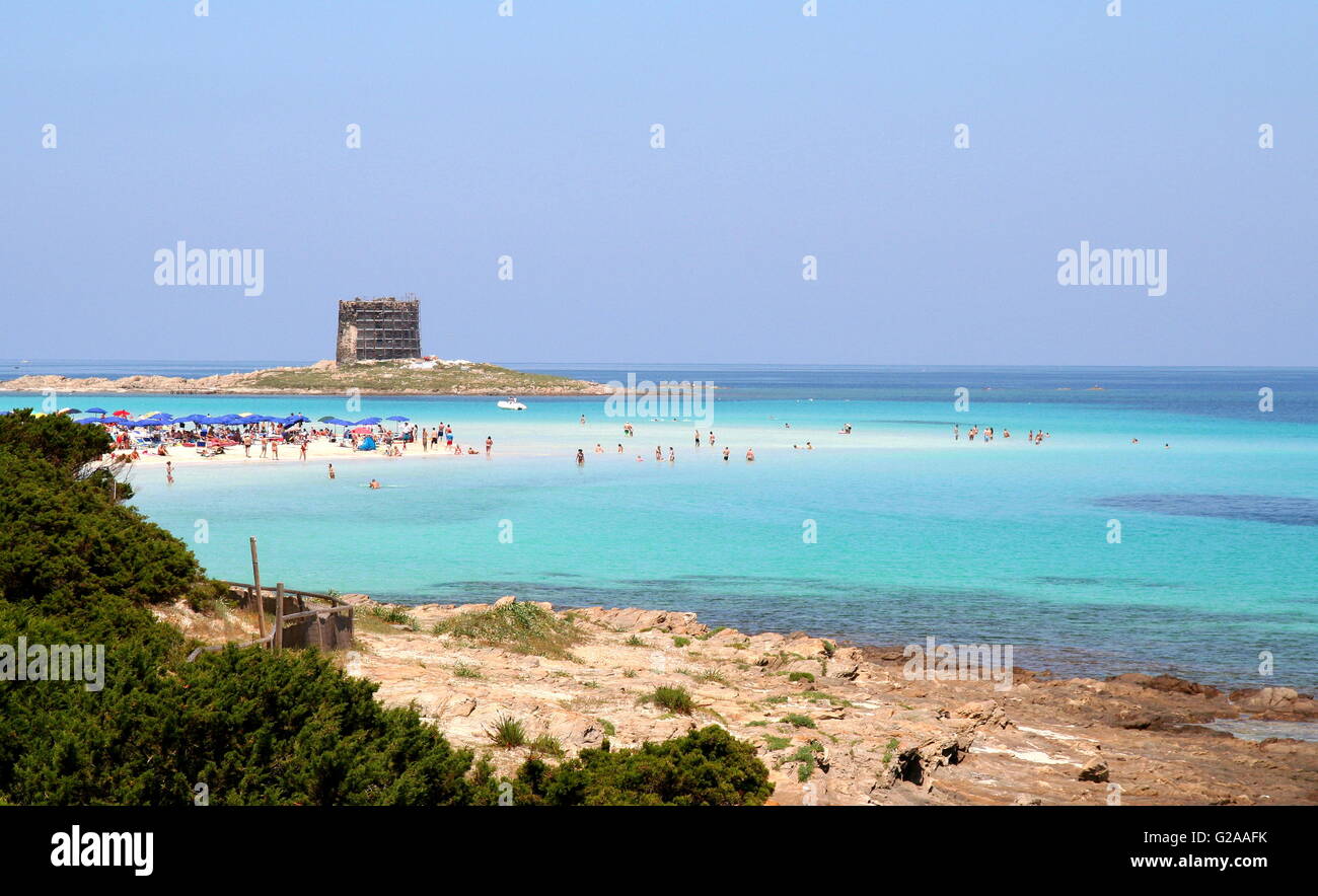 Le cap Falcon, Nord de la Sardaigne, des sables bitumineux et l'eau chaudes et peu profondes où les visiteurs sur un jour férié. Banque D'Images