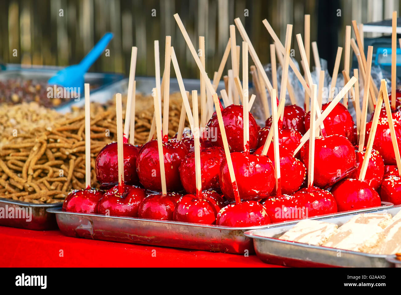 Glacé caramel sucré rouge Candy Apples sur des bâtons pour la vente sur le marché d'agriculteurs ou d'un pays juste. Banque D'Images