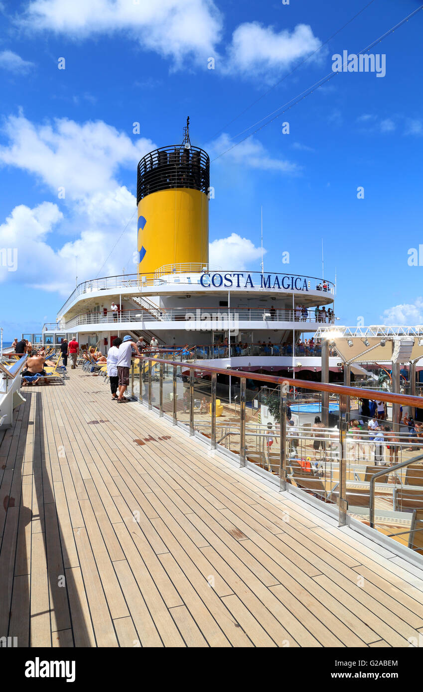 Pont supérieur et l'entonnoir sur le navire de croisière Costa Màgica Banque D'Images