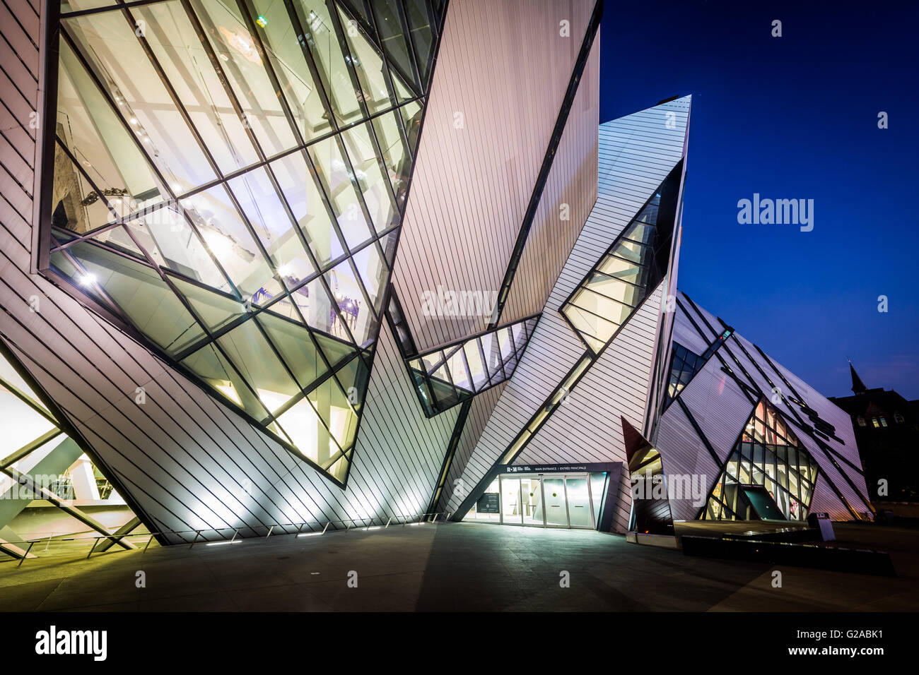 L'extérieur du Musée royal de l'Ontario pendant la nuit, dans le district de découverte, Toronto, Ontario. Banque D'Images