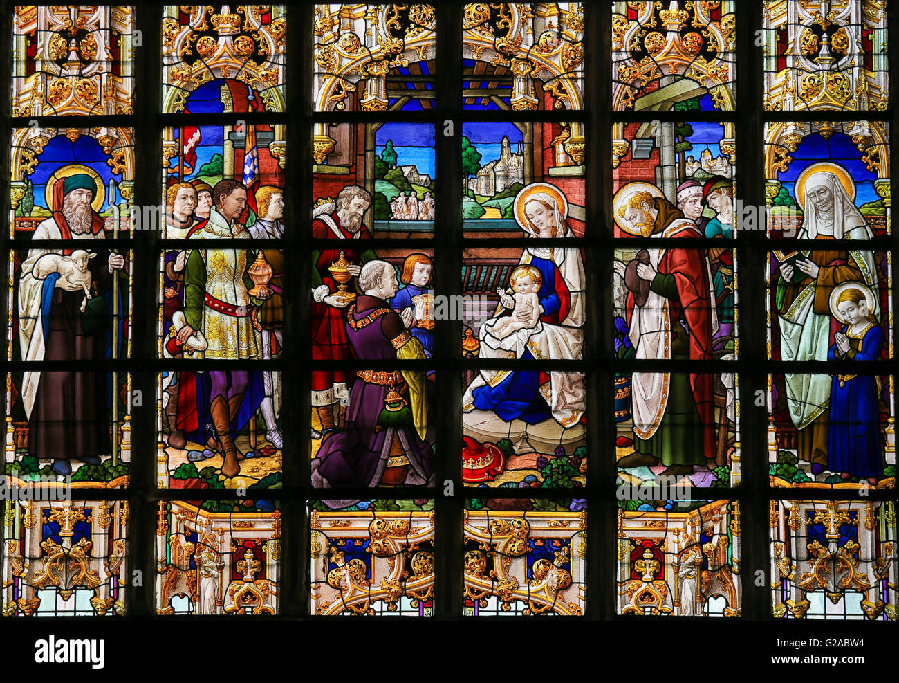 LIER, BELGIQUE - 16 MAI 2015 : vitrail dans l'église St Gummarus à Lier, Belgique, illustrant la visite des trois Roi Banque D'Images