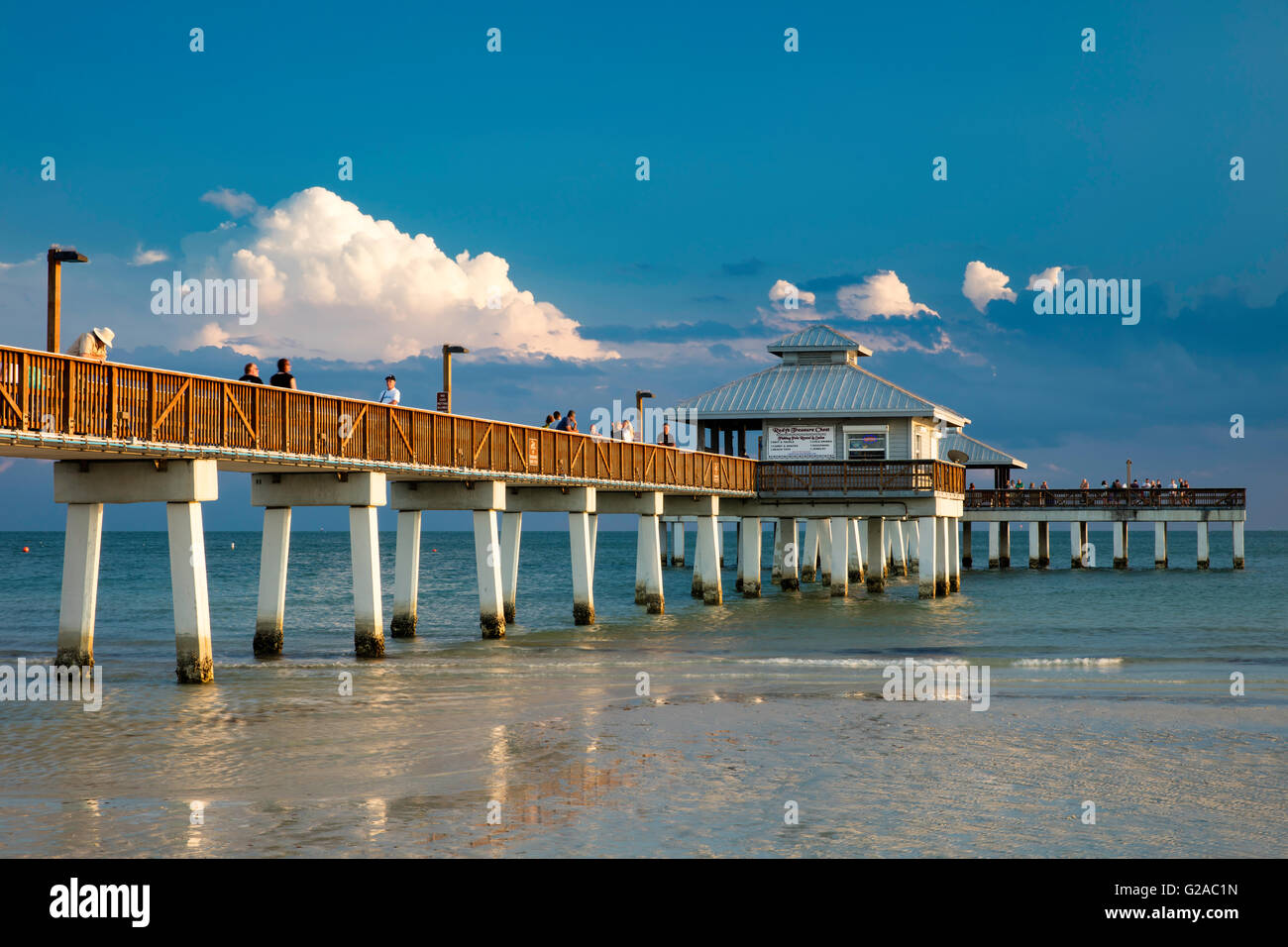 Soirée de printemps au Ft. Myers Beach Pier, Ft. Myers, Floride, USA Banque D'Images