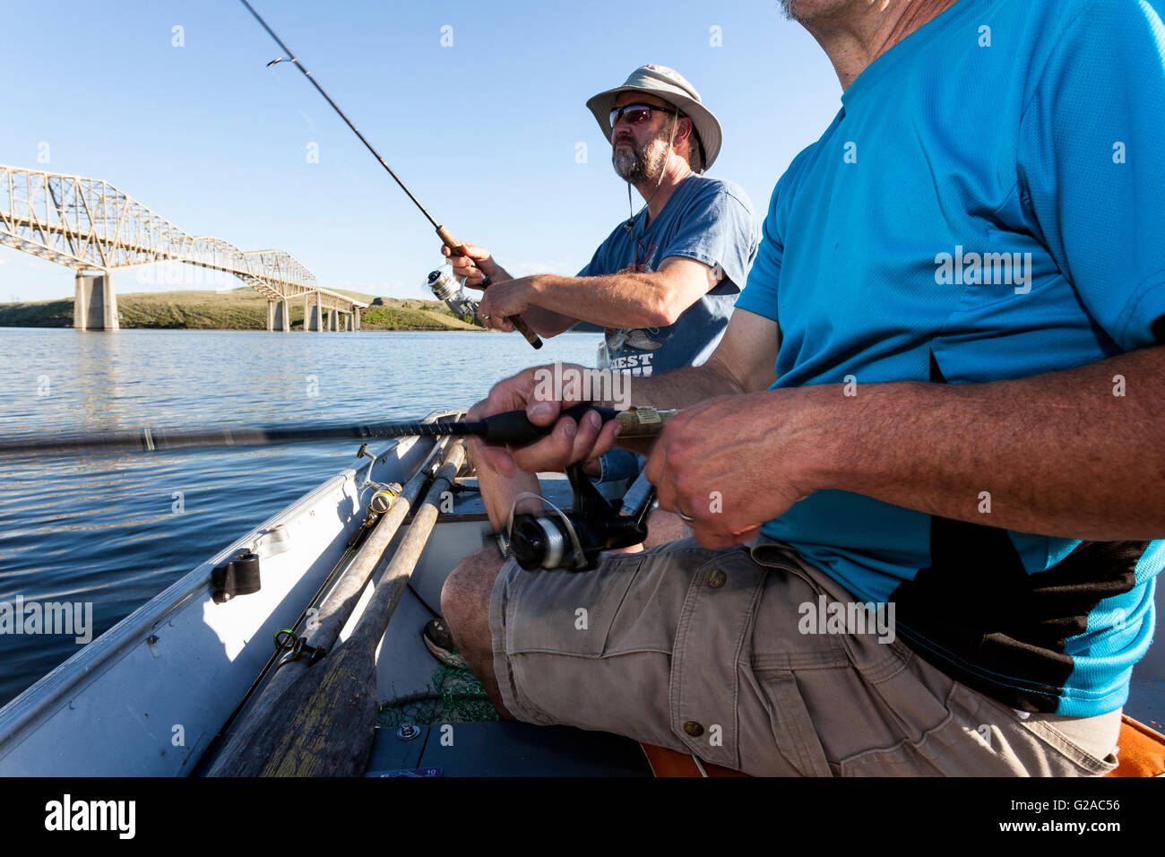 WA11779-00...WASHINGTON - Jim Johansen et Phil Russell pêche à la Snake River près de Lyon Ferry. (MR n° J5 - R8) Banque D'Images