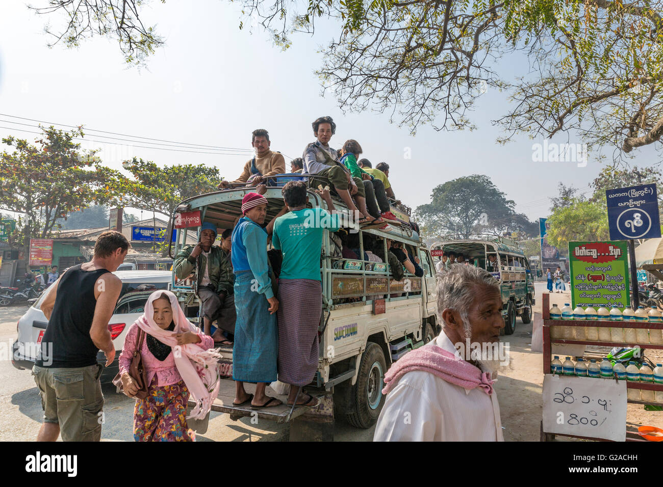 Scène de rue à Mandalay et périphérie (autour de la rivière et le quai pour fret), Mandalay, Myanmar (Birmanie), l'Asie Banque D'Images