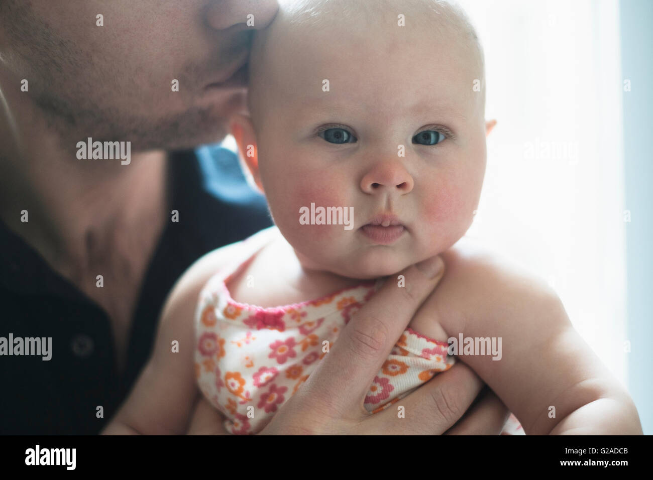 Père embrassant la fille (2-5 mois) head Banque D'Images