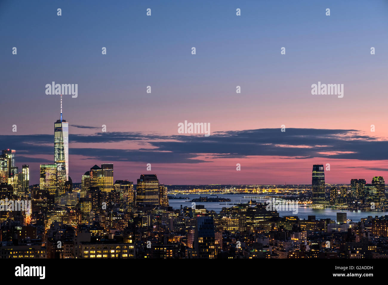 Toits de New York au crépuscule avec One World Trade Center en arrière-plan Banque D'Images