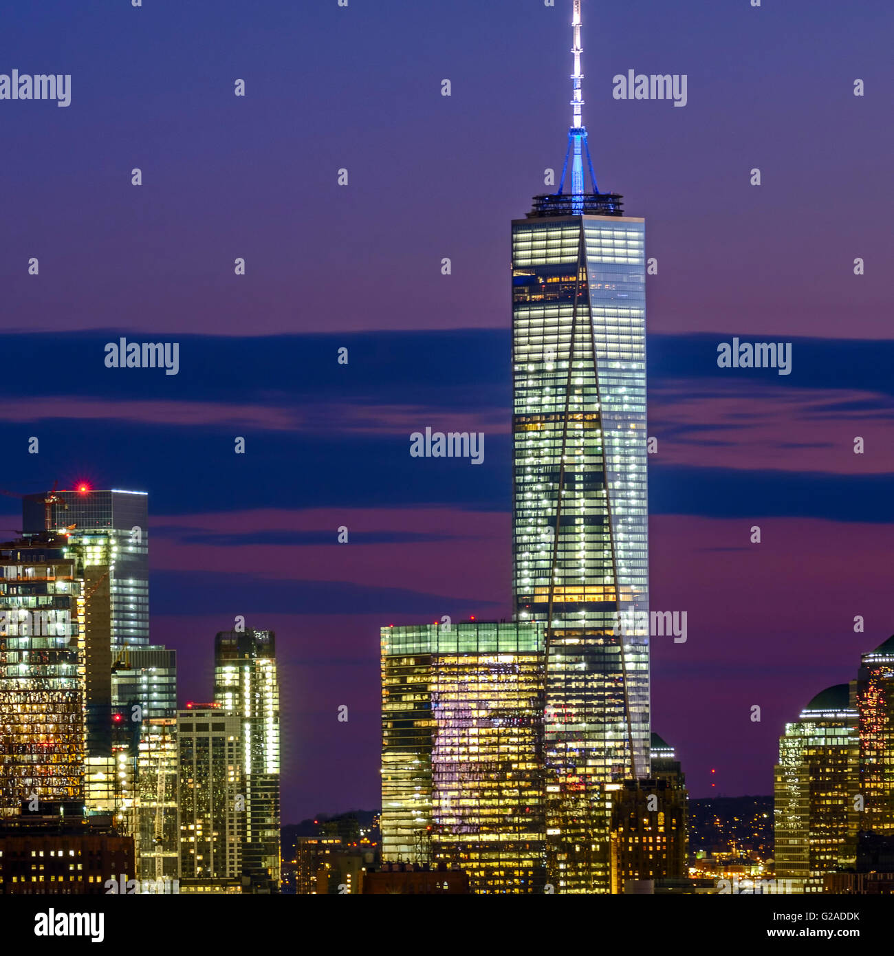 Toits de New York au crépuscule avec vue sur One World Trade Center Banque D'Images
