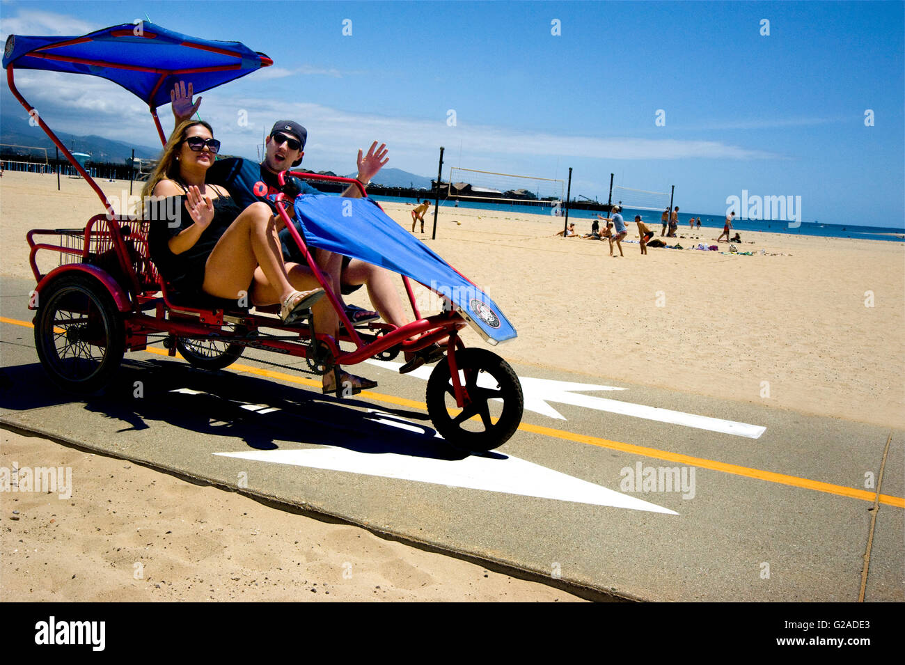 Location vélo sur la piste cyclable sur la plage près de la jetée de Santa Barbara, Californie Banque D'Images