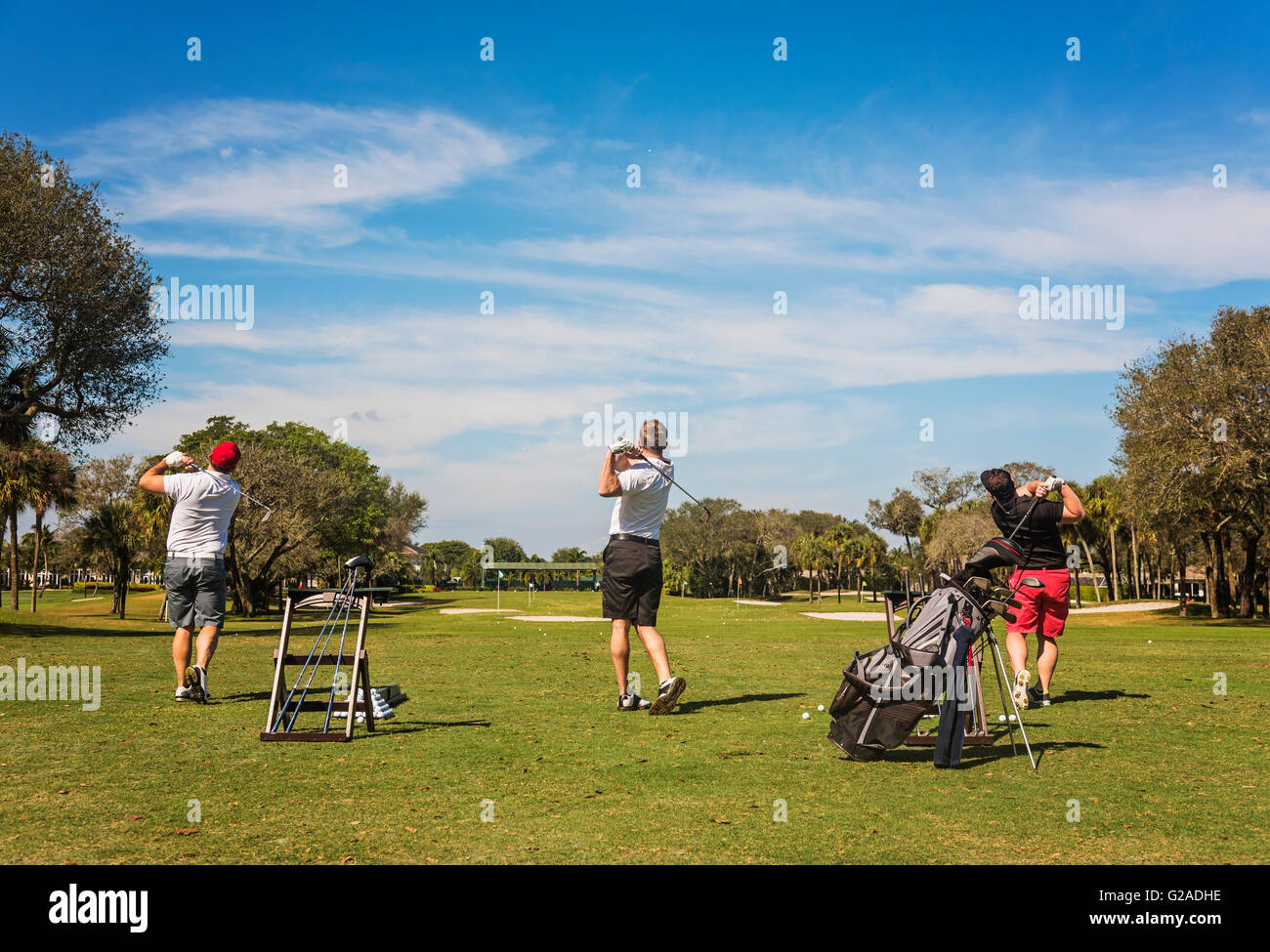 Trois hommes jouant le golf Banque D'Images