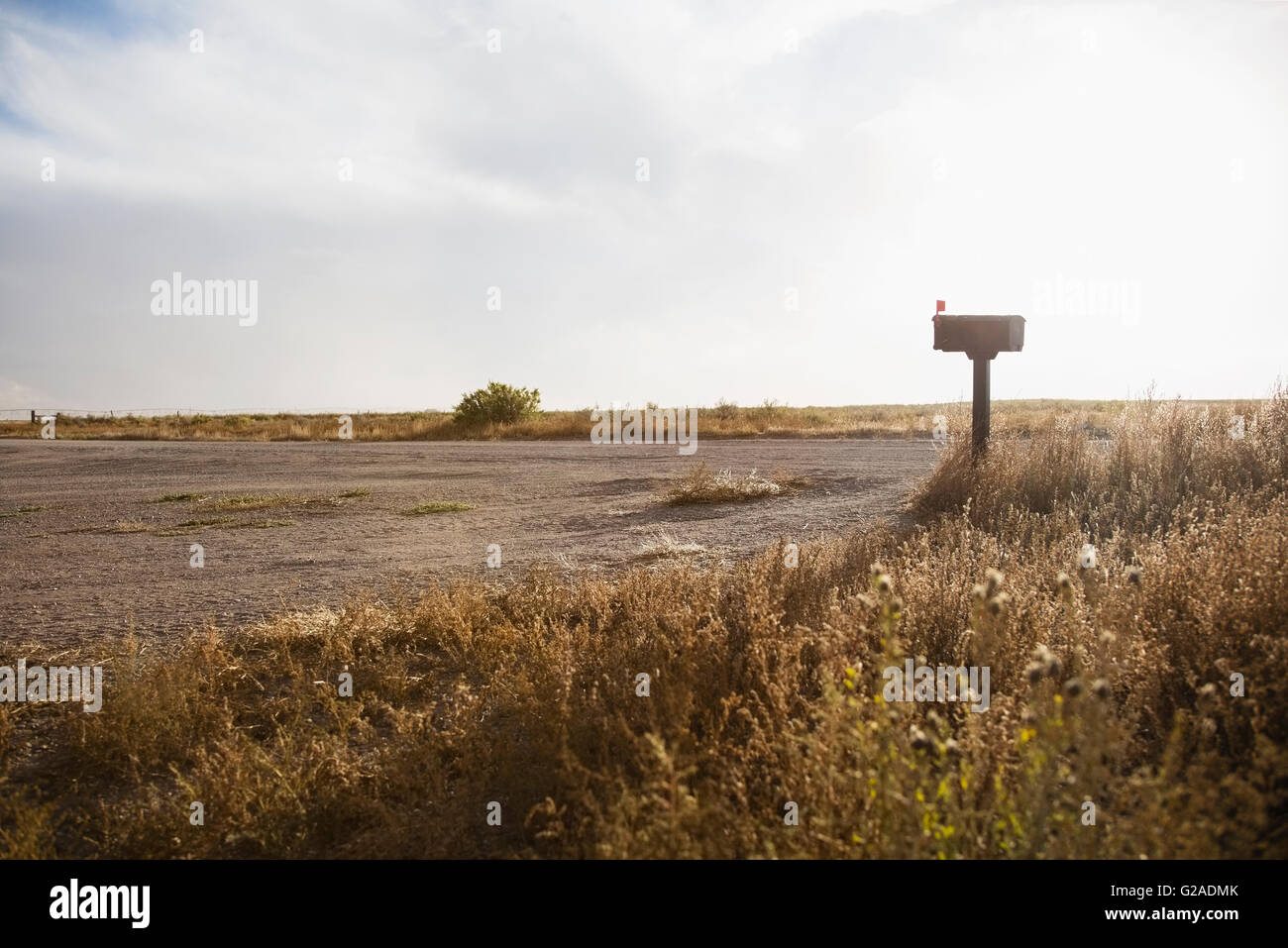 Boîte aux lettres par chemin de terre vide Banque D'Images
