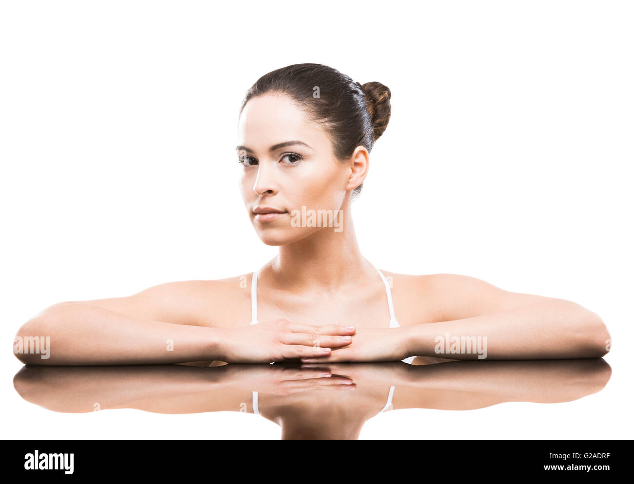 Portrait of woman leaning on mirror Banque D'Images
