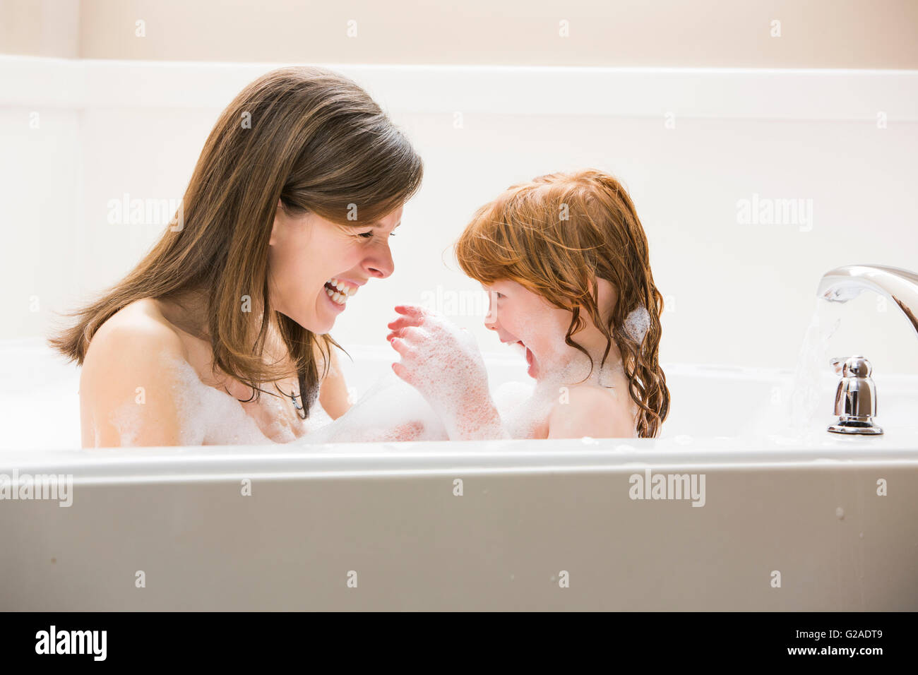 Mère et fille (4-5) ayant bubble bath Banque D'Images