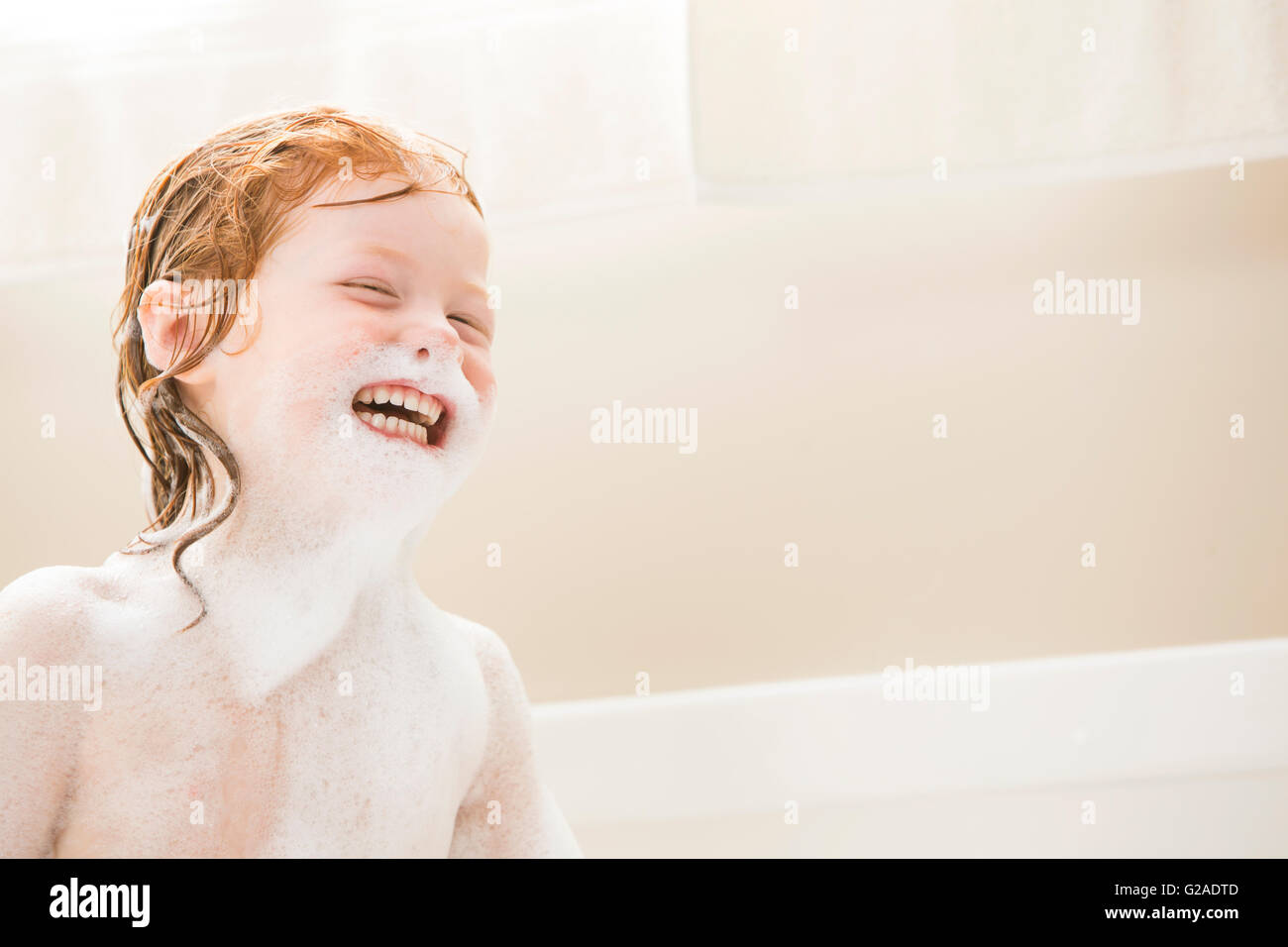 Smiling girl (4-5) ayant bubble bath Banque D'Images