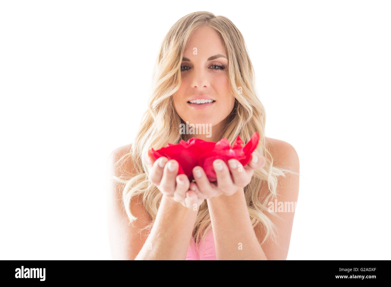 Jeune femme tenant des pétales de rose dans les mains Banque D'Images