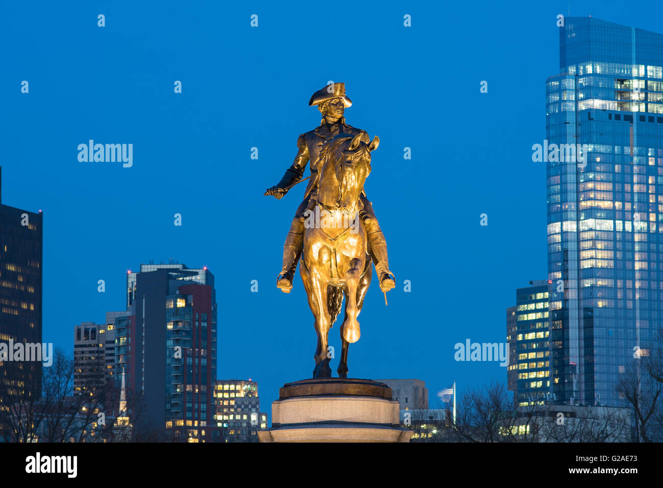 Jardin Public de Boston, de la Statue de George Washington à cheval au crépuscule Banque D'Images