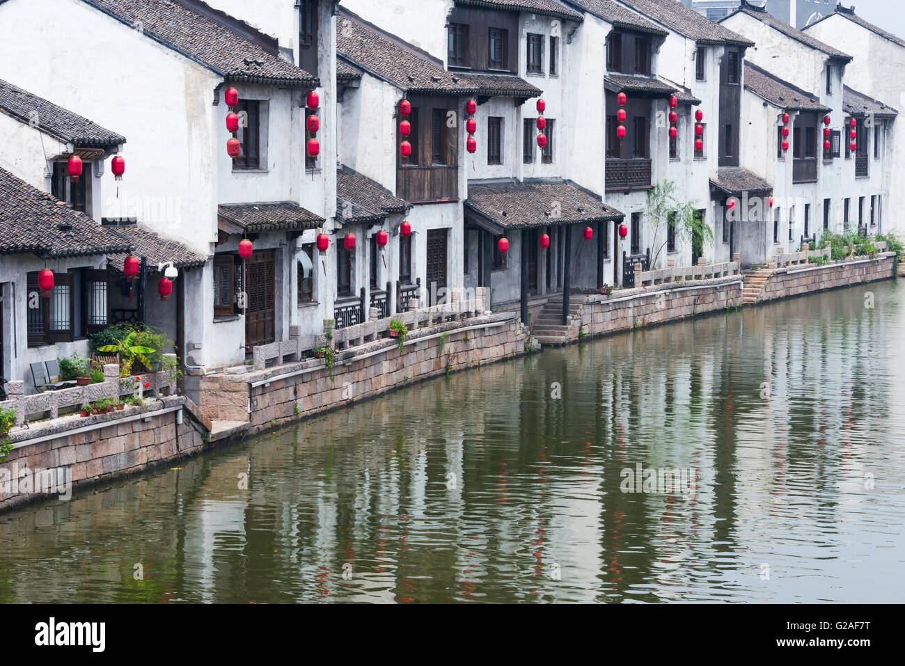 Maisons traditionnelles le long du Grand Canal, Wuxi, Province de Jiangsu, Chine Banque D'Images
