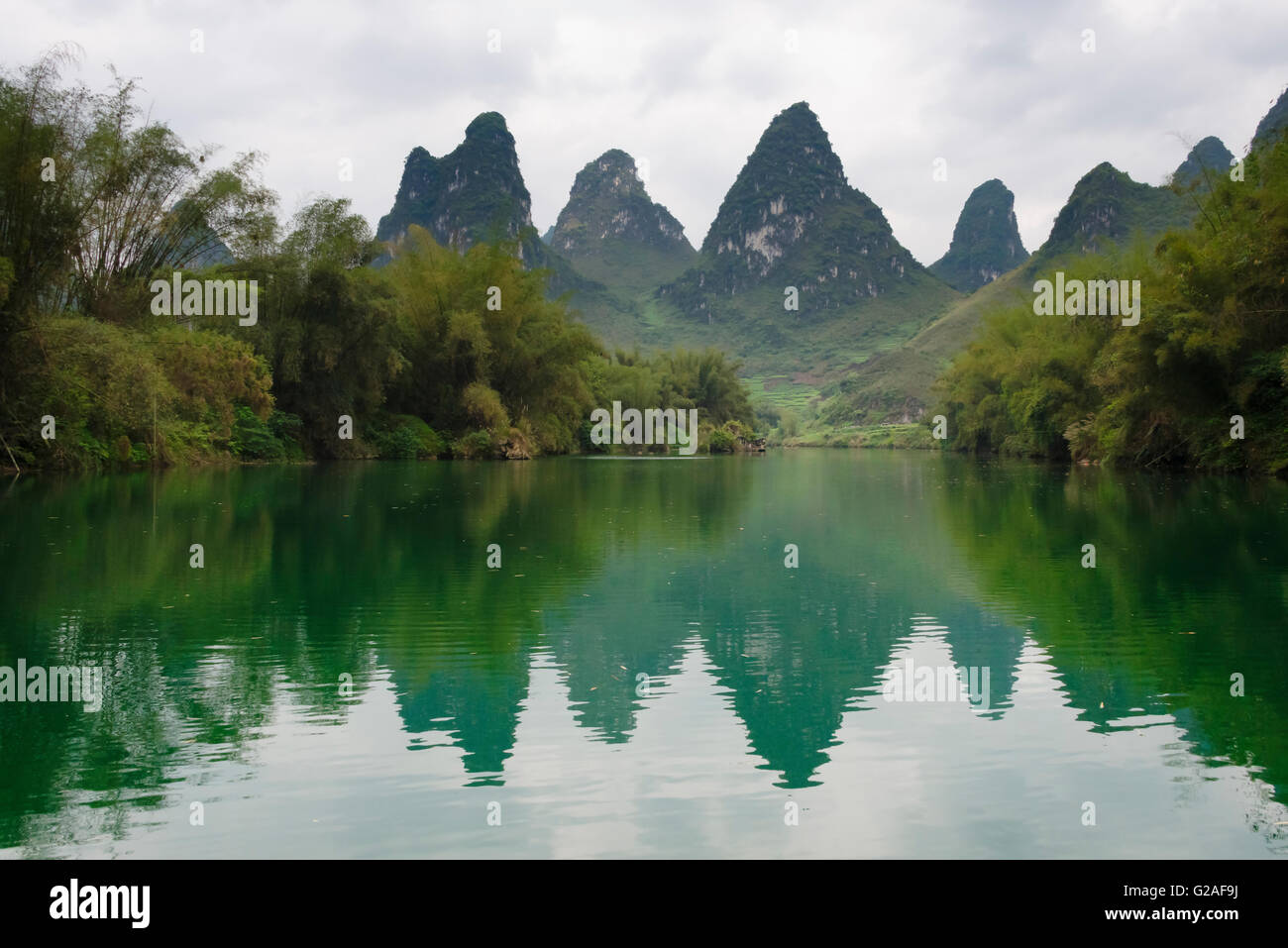 Collines karstiques avec Chipe River, Yizhou, Province du Guangxi, Chine Banque D'Images