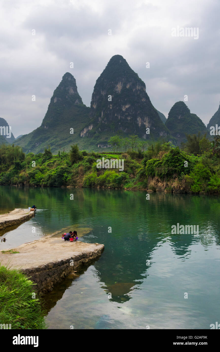Collines karstiques avec Chipe River, Yizhou, Province du Guangxi, Chine Banque D'Images