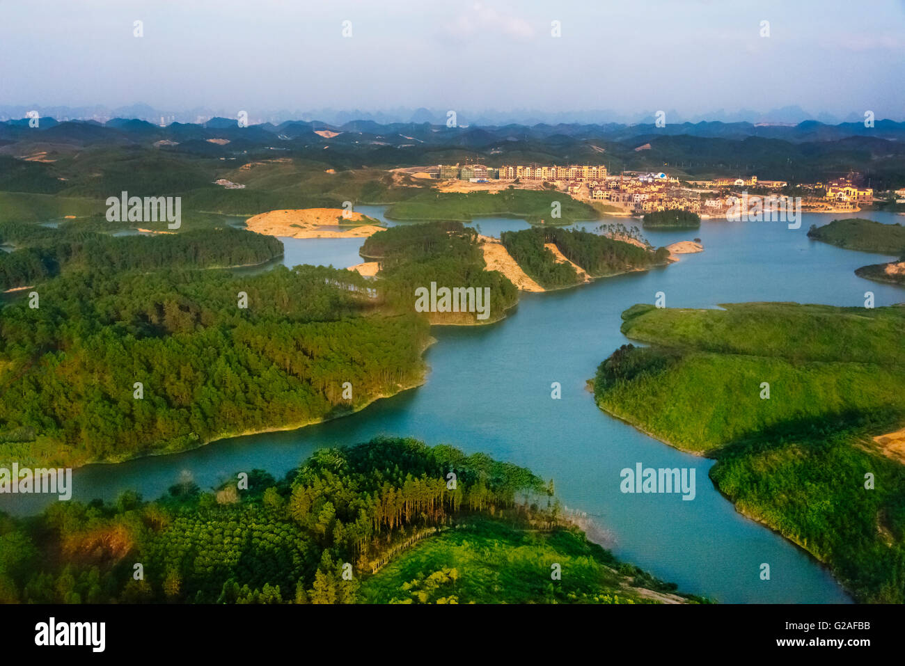 Vue aérienne de la colline de karst et d'eau, dans la province de Guangxi, Chine Banque D'Images